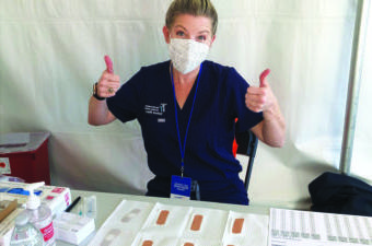 学校护士Shadlie Kensrue在奥兰治县社区志愿接种新型冠状病毒肺炎疫苗.