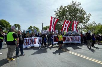 在萨城教师罢工期间，教育工作者游行