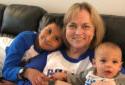 玛丽·安布里兹和两个年幼的孙子坐在沙发上.
