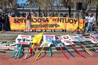 青年和. 一群年轻的气候正义活动人士在旧金山举行抗议活动.